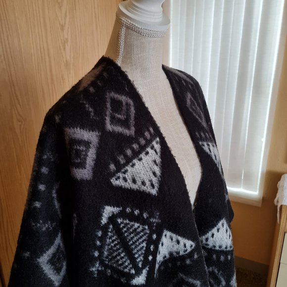Poncho Shawl Black White Grey Gray Geometric Fringe Tassle Boho Openfront - Picture 5 of 5